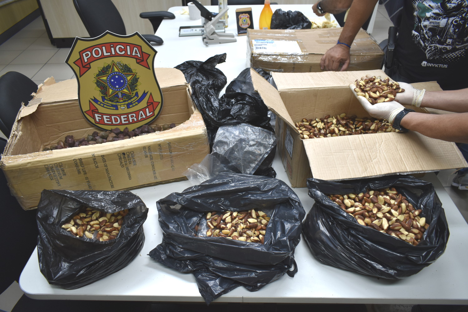 PF prende casal e apreende mais de 5 kg de crack misturados com castanhas nos Correios