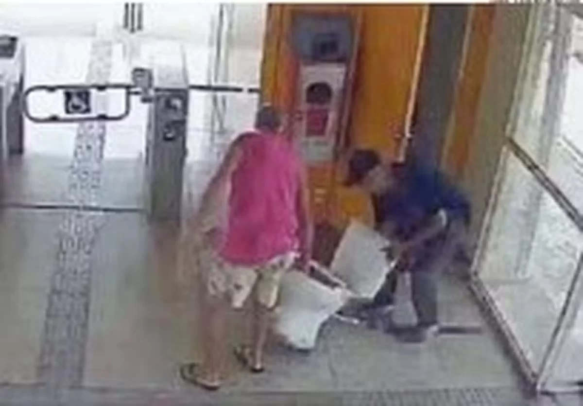 VÍDEO: Homem é filmado furtando vaso sanitário em estação do BRT no Rio