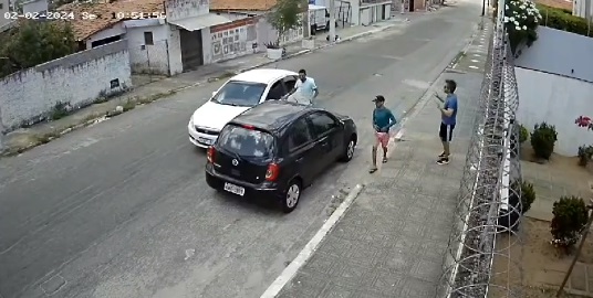 VÍDEO: Veja momento que apresentador da 96 é assaltado a luz do dia em Natal