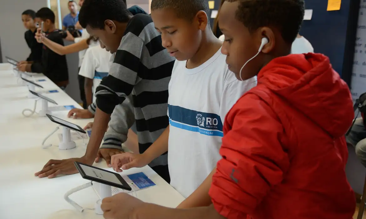 Prefeitura do RJ "copia" projeto de Hermano e proíbe uso de celulares em escolas