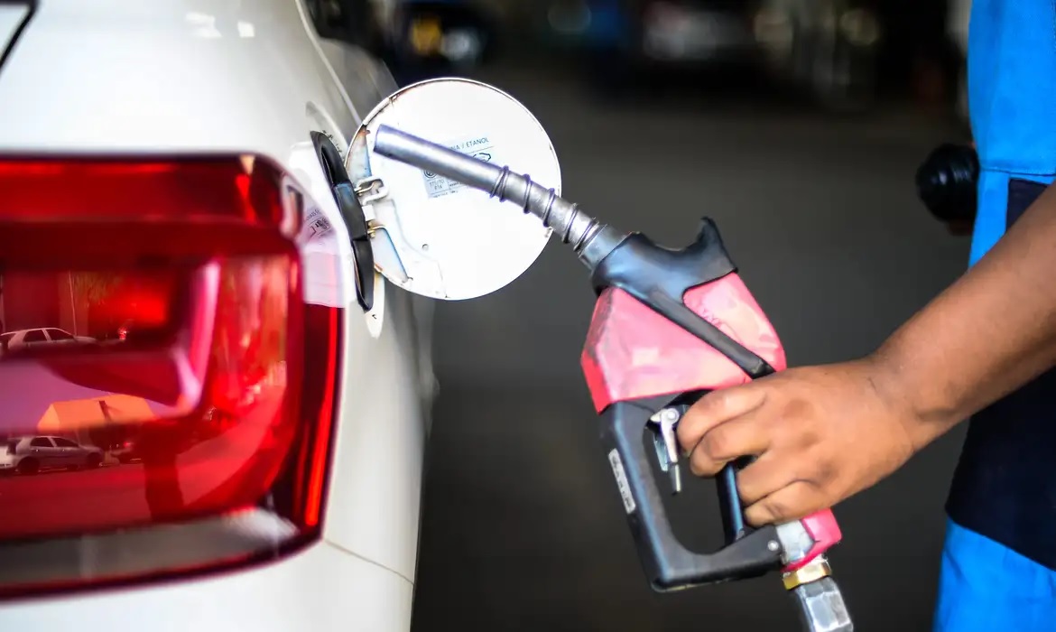 Etanol rende menos? Abastecer com gasolina só vale a pena em 9 estados