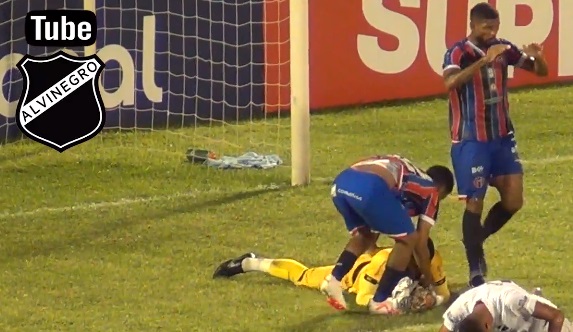 VÍDEO: Jogador dá tapa na bola ao parabenizar goleiro e comete pênalti bizarro contra o ABC