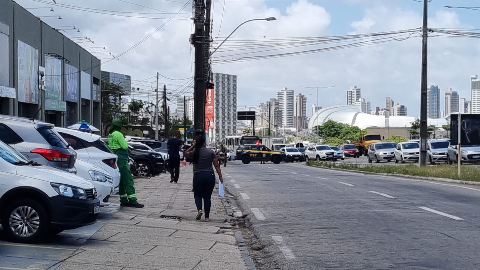 VÍDEO: Marginal da BR-101 é interditada após cratera se abrir