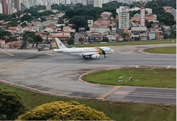VÍDEO: Decolagem de avião com Lula é interrompida em Congonhas