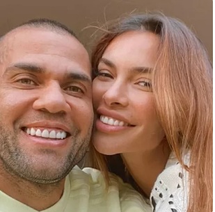 Mulher de Dani Alves diz que jogador chegou em casa 'tropeçando de bêbado'