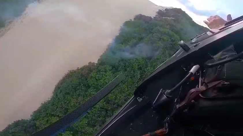 VÍDEO: Helicóptero da Segurança Pública do RN ajuda a apagar incêndio no Morro do Careca