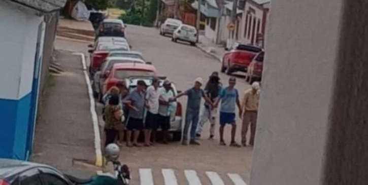 VÍDEO: Assaltantes de banco fazem cordão humano com reféns e fogem após tiroteio