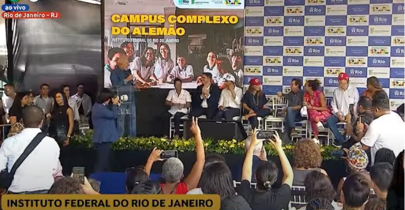 Lula reclama de pouco público em evento no Complexo do Alemão