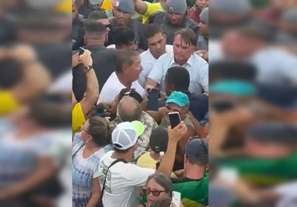VÍDEO: Multidão festeja Bolsonaro em dia que daria depoimento à PF; ASSISTA
