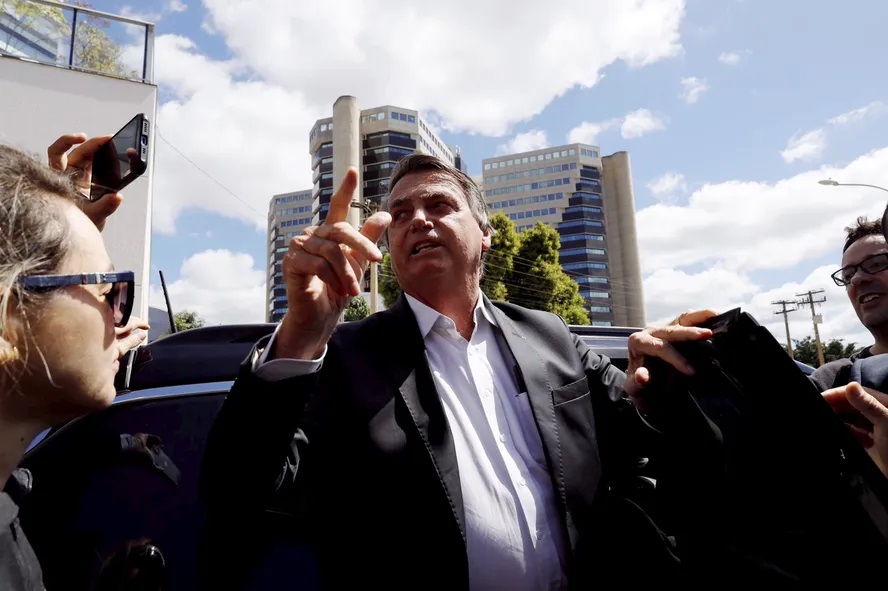 Bolsonaro está proibido de ter contato com outros investigados, como Valdemar e Braga Netto
