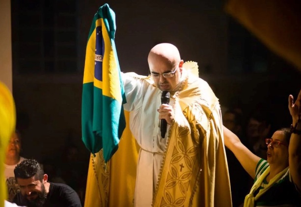 Padre pede Pix após PF levar aparelhos e revela: “Entreguei sem senha”